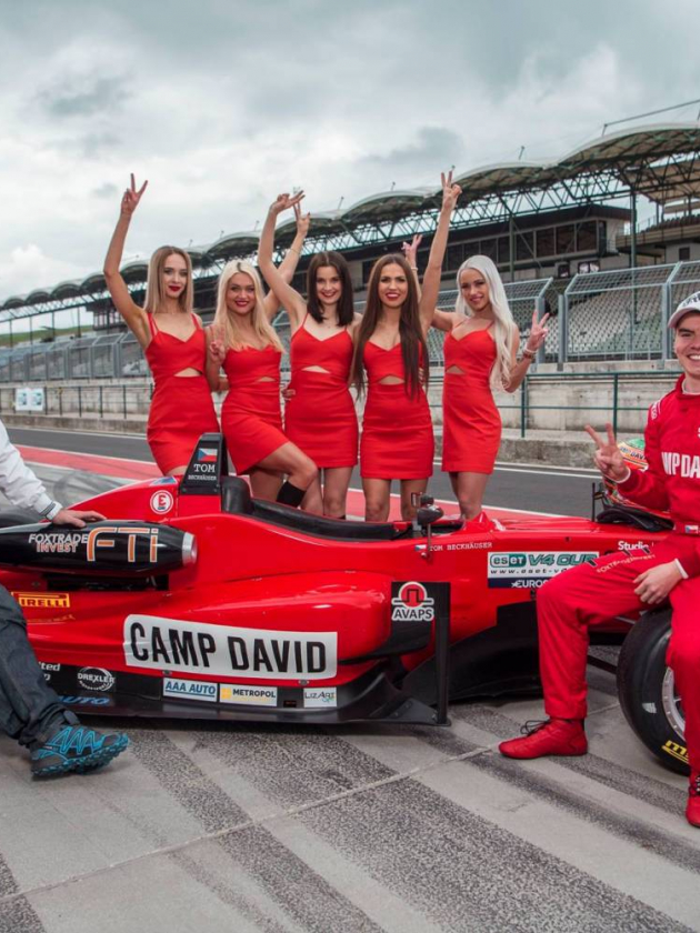 Promoteam Metropol Press Girls na Formuli F3 v Hungaroringu