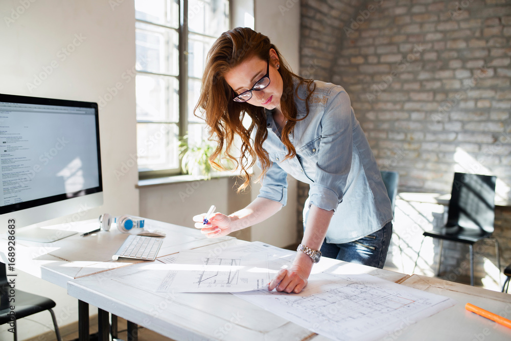 KORES hledá modelky na focení kancelářského sortimentu.